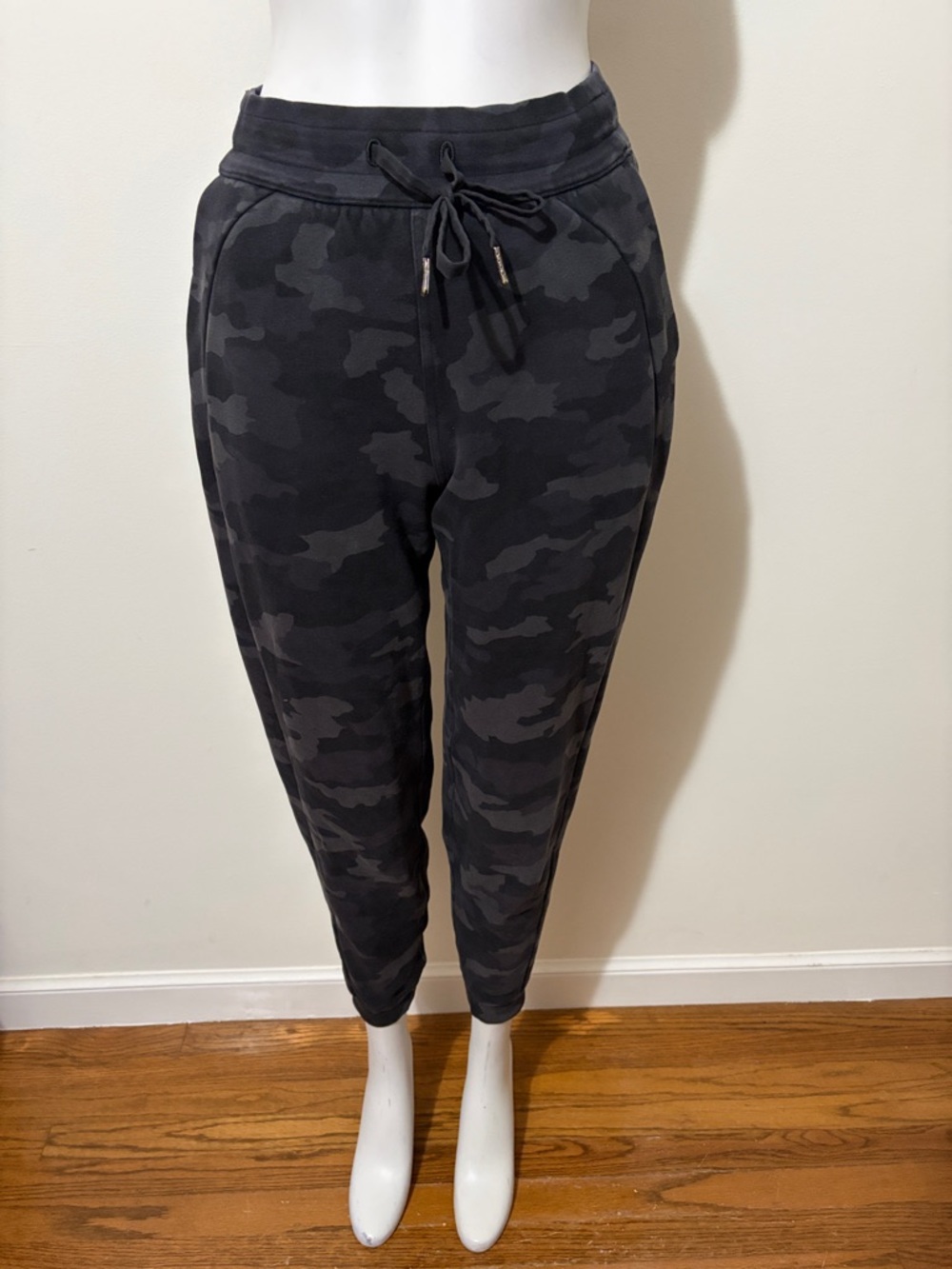 lululemon athletica Black Camo Jogger Pants Size 4 - Picture 2 of 12